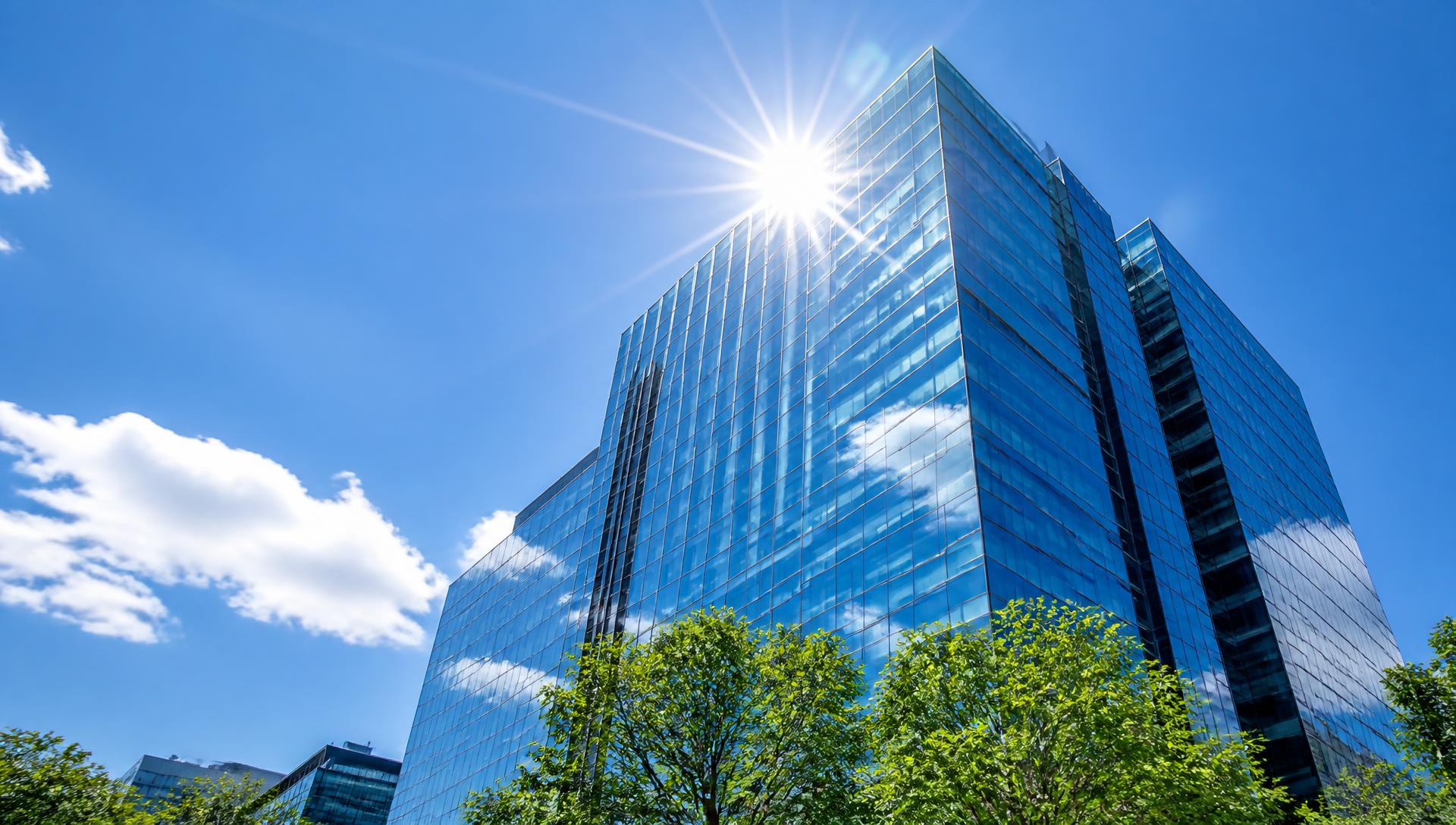 Façades de bureaux en verre sous un ciel ensoleillé